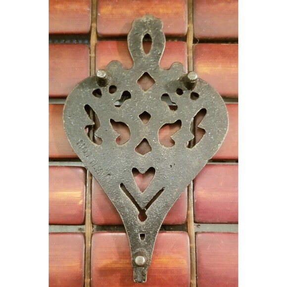 Vintage Cast Iron Trivet Double Heart Pennsylvania Dutch Fraktur Hex 5.25"x3.25" - Picture 2 of 2